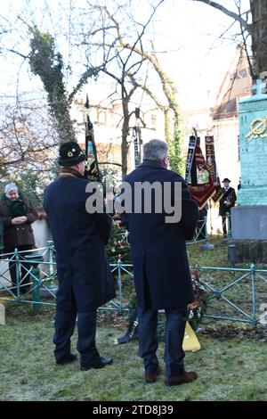 Alexander Reissl Stadtrat Joesf Schmid MDL vor Mordweihnacht Grab Denkmal Muenchen 17.12.2023 Sendlinger Kirche Sendlinger Mordweihnacht 1705 Grab Denkmal zum Gedenken Kranznierlegungen von Trachten Verein Schmied Kochel Abordnungen nach Gedenkmesse in der ST. Margareten Kirche Muenchen *** Alexander Reissl Conseiller municipal Joesf Schmid MDL devant le mémorial de Mordweihnacht Munich 17 12 2023 Sendlinger Kirche Sendlinger Mordweihnacht 1705 mémorial de la tombe dépôt de la couronne par Trachten Verein Schmied Kochel délégations après la messe dans l'église ST Margareten Munich Banque D'Images