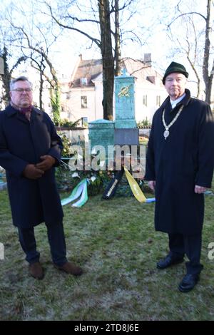 Joesf Schmid MDL Alexander Reissl Stadtrat vor Mordweihnacht Grab Denkmal Muenchen 17.12.2023 Sendlinger Kirche Sendlinger Mordweihnacht 1705 Grab Denkmal zum Gedenken Kranznierlegungen von Trachten Verein Schmied Kochel Abordnungen nach Gedenkmesse in der ST. Margareten Kirche Muenchen *** Joesf Schmid MDL Alexander Reissl Conseiller municipal devant le mémorial Mordweihnacht Munich 17 12 2023 Sendlinger Kirche Sendlinger Mordweihnacht 1705 mémorial tombe dépôt de la couronne par Trachten Verein Schmied Kochel délégations après la messe commémorative à ST Margareten Kirche Munich Banque D'Images