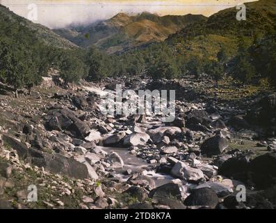 Massif de Taishan, Chine entre Wanxianlou ('pavillon des dix mille Immortelss') et Dongxiqiao ('Pont est-Ouest'), nature, Environnement, religion, Paysage, Mont, montagne, chute d'eau, Taoïsme, pèlerinage, cours d'eau, voie sacrée, hydrographie, Chantung, Tai Chan, sans légende, Taishan (massif du), 09/06/1913 - 09/06/1913, Passet, Stéphane, photographe, 1913 - Chine - Stéphane Passet, Autochrome, photo, verre, Autochrome, photo, positif, horizontal, taille 9 x 12 cm Banque D'Images