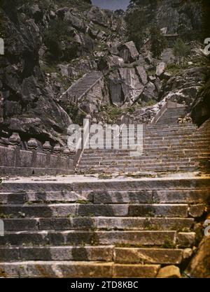 Massif de Taishan, Chine entre Fuhumiao ('Temple du Tigre apprivoisant') et Yunbuqiao ('Pont des pas dans les nuages'), religion, Habitat, Architecture, Mont, montagne, Taoïsme, Temple, pèlerinage, escalier, voie sacrée, Architecture nonne, Cliff, Chantung, Tai Chan, sans légende, Taishan (massif du), 09/06/1913 - 09/06/1913, Passet, Stéphane, photographe, 1913 - Chine - Stéphane Passet, Autochrome, photo, verre, Autochrome, photo, positif, vertical, taille 9 x 12 cm Banque D'Images