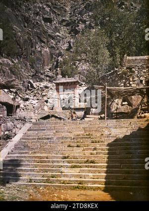 Massif de Taishan, Chine le portique (paifang), derrière Yuanjundian ('Princesse Hall'), religion, Inscription, information, Habitat, architecture, Mont, montagne, Taoïsme, pèlerinage, escalier, Portico, voie sacrée, Inscription architecturale, Architecture religieuse, falaise, Chantung, Tai Chan, sans légende, Taishan (massif du), 09/06/1913 - 09/06/1913, Passet, Stéphane, photographe, 1913 - Chine - Stéphane Passet, Autochrome, photo, verre, Autochrome, photo, positif, vertical, taille 9 x 12 cm Banque D'Images