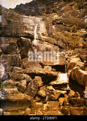 Massif de Taishan, Chine entre Wanxianlou ('pavillon des dix mille Immortelss') et Dongxiqiao ('Pont est-Ouest'), religion, nature, Environnement, Mont, montagne, chute d'eau, Taoïsme, pèlerinage, voie sacrée, hydrographie, falaise, Shantung, Tai Chan, Cascade, Taishan (massif du), 09/06/1913 - 09/06/1913, Passet, Stéphane, photographe, 1913 - Chine - Stéphane Passet, Autochrome, photo, verre, Autochrome, photo, positif, vertical, taille 9 x 12 cm Banque D'Images