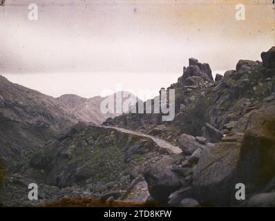 Massif de Taishan, Chine au-dessus de Chaoyangdong ('Grotte Sud'), nature, Environnement, religion, Paysage, Mont, montagne, Taoïsme, pèlerinage, route, voie sacrée, Chantung, Tai Chan, sans légende, Taishan (massif du), 09/06/1913 - 09/06/1913, Passet, Stéphane, photographe, 1913 - Chine - Stéphane Passet, Autochrome, photo, verre, Autochrome, photo, positif, horizontal, taille 9 x 12 cm Banque D'Images