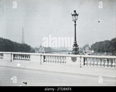 Paris (7e, 8e, 16e arrondissement), France vue prise du Pont de la Concorde vers le Trocadéro, logement, Architecture, lampadaire, lampadaire, tour, Génie civil, Architecture civile publique, Panorama de la zone urbaine, Pont, France, Paris, vue depuis le Pont de la Concorde vers le Trocadéro, arrondissement VII, Concorde, Trocadéro, 01/07/1914 - 31/07/1914, Passet, Stéphane, photographe, Autochrome, photo, verre, Autochrome, photo, positif, horizontal, taille 9 x 12 cm Banque D'Images