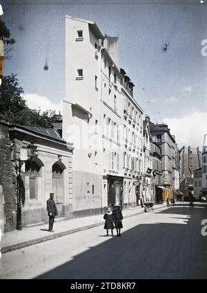 Paris (VE arr.), France rue Thouin, au numéro 14, êtres humains, logement, architecture, vêtements, signe, enfant, rue, quartier, mode, café, bar, France, Paris, rue Thouin, arrondissement V, 25/07/1914 - 25/07/1914, Passet, Stéphane, photographe, Autochrome, photo, verre, autochrome, photo, positif, vertical, taille 9 x 12 cm Banque D'Images