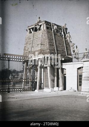 Paris (1e-8e arrondissement), France un des chevaux de Marly (1743-1745) protégé des bombardements, à l'entrée du jardin des Tuileries sur la place de la Concorde, vie quotidienne, Art, première Guerre mondiale, logement, architecture, Société, Statue, scène de travail, Sculpture, ouvrier, bombardement, ferronnerie, place, parc, jardin, protection anti-bombardement, grille, Armée, France, Paris, sans légende, Tuileries, Concorde, 26/02/1918 - 26/02/1918, Léon, Auguste, photographe, Autochrome, photo, verre, Autochrome, photo, positif, vertical, taille 9 x 12 cm Banque D'Images