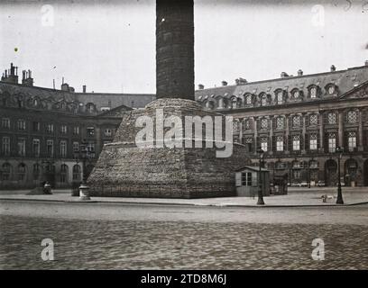 Paris (1e arr.), France la Vendôme colonne protégée contre les bombardements place Vendôme, première Guerre mondiale, colonne, arrière, bombardement, place, protection anti-bombardement, France, Paris, colonne et place Vendôme, arrondissement I, 03/05/1918 - 03/05/1918, Léon, Auguste, photographe, Autochrome, photo, verre, Autochrome, photo, positif, horizontal, taille 9 x 12 cm Banque D'Images