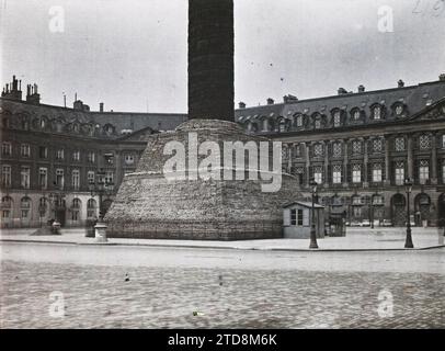 Paris (1e arr.), France la Vendôme colonne protégée contre les bombardements place Vendôme, première Guerre mondiale, colonne, arrière, bombardement, place, protection anti-bombardement, France, Paris, colonne et place Vendôme, arrondissement I, 03/05/1918 - 03/05/1918, Léon, Auguste, photographe, Autochrome, photo, verre, Autochrome, photo, positif, horizontal, taille 9 x 12 cm Banque D'Images