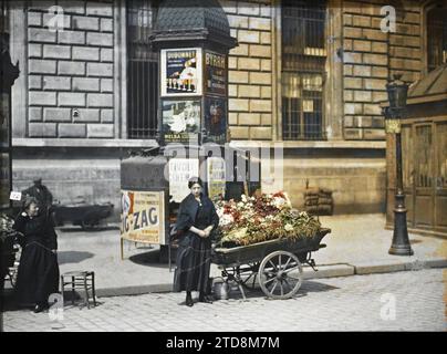 Paris (10e arr.), France vendeurs de fleurs devant la caserne Prince Eugène (actuelle caserne Vérines) place de la République ou rue du Faubourg-du-Temple, activité économique, êtres humains, Inscription, informations, première Guerre mondiale, lampadaire, lampadaire, Publicité, femme, commerce de rue, caserne, affiche, fleur, dos, bombardement, Vespasien, urinoir, protection anti-bombardement, France, Paris, Fleur dans la rue, arrondissement X, 10/05/1918 - 10/05/1918, Léon, Auguste, photographe, Autochrome, photo, verre, Autochrome, photo, positif, horizontal, taille 9 x 12 cm Banque D'Images