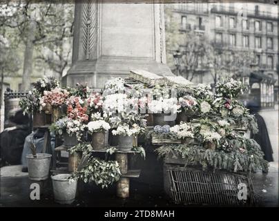 Paris (11e arr.), France Vendeur de fleurs place Voltaire, aujourd'hui place Léon-Blum, activité économique, première Guerre mondiale, petite profession, commerce de rue, fleur, dos, carré, France, Paris, Vendeur de fleurs place Voltaire, arrondissement XI, 14/05/1918 - 14/05/1918, Léon, Auguste, photographe, Autochrome, photo, verre, Autochrome, photo, positif, horizontal, taille 9 x 12 cm Banque D'Images