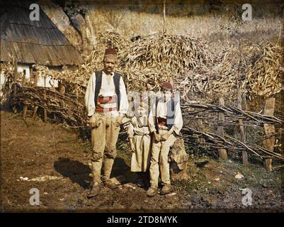 Environs de Banja Luka, Bosnie-Herzégovine famille serbe : père, fils et fille, vêtements, êtres humains, Costume, enfant, Portrait de groupe, agriculteur, vêtements de travail, famille, coiffure, coiffures, Homme, Bosnie, Banja Luka, la famille serbe, père, fils et fille, Serbie [en relation avec], Banja Luka, 13/10/1912 - 13/10/1912, Léon, Auguste, photographe, 1912 - Balkans, Italie - Léon Busy et Auguste Léon - (13 - 27 octobre), Autochrome, photo, verre, Autochrome, photo, positif, horizontal, taille 9 x 12 cm Banque D'Images