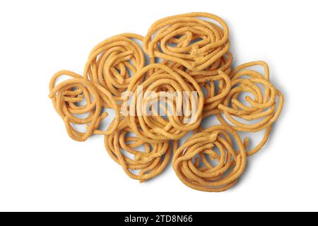 gros plan de murukku, savoureux traditionnel tordu, délicieux snack croquant à base de farine de riz, pris directement d'en haut et isolé sur blanc Banque D'Images