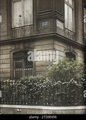 Paris (8e arr.), France panneau rue 'avenue d'Antin', logement, Architecture, rue, quartier, panneau de rue, grille, France, Paris, plaque Avenue d'Antin, arrondissement VIII, 15/07/1918 - 15/07/1918, Léon, Auguste, photographe, autochrome, photo, verre, autochrome, photo, positif, vertical, taille 9 x 12 cm Banque D'Images