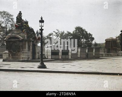 Paris (8e arrondissement), France abonnement caserne à côté de la statue de Strasbourg, place de la Concorde, première Guerre mondiale, lampadaire, lampadaire, Statue, carré, Barrack, protection anti-bombardement, effort de guerre, travail de guerre, patriotisme, drapeau, France, Paris, bureaux de souscription place de la Concorde, Alsace [en relation avec], Concorde, 16/07/1918 - 16/07/1918, Léon, Auguste, photographe, Autochrome, photo, verre, Autochrome, photo, positif, horizontal, taille 9 x 12 cm Banque D'Images