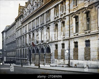 Paris (5e arrondissement), France Lycée Louis-le-Grand, 123 rue Saint-Jacques, protégé contre les bombardements, éducation, première Guerre mondiale, Etablissement scolaire, éducation publique, bombardement, protection anti-bombardement, drapeau, France, Paris, Lycée Louis le Grand, arrondissement V, 20/07/1918 - 20/07/1918, Léon, Auguste, photographe, Autochrome, photo, verre, Autochrome, photo, positif, horizontal, taille 9 x 12 cm Banque D'Images