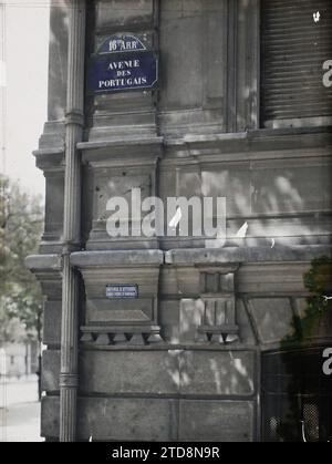 Paris (16e arrondissement), France plaque 'Avenue des Portugais', logement, Architecture, rue, quartier, panneau de rue, France, Paris, Avenue des Portugais, arrondissement XVI, 20/07/1918 - 20/07/1918, Léon, Auguste, photographe, Autochrome, photo, verre, Autochrome, photo, positif, vertical, taille 9 x 12 cm Banque D'Images