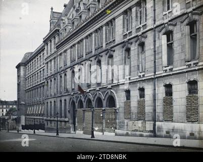 Paris (5e arrondissement), France Lycée Louis-le-Grand, 123 rue Saint-Jacques, protégé contre les bombardements, éducation, première Guerre mondiale, Etablissement scolaire, éducation publique, bombardement, protection anti-bombardement, drapeau, France, Paris, Lycée Louis le Grand, arrondissement V, 20/07/1918 - 20/07/1918, Léon, Auguste, photographe, Autochrome, photo, verre, Autochrome, photo, positif, horizontal, taille 9 x 12 cm Banque D'Images