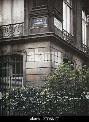 Paris (8e arr.), France panneau rue 'avenue Victor-Emmanuel-III', logement, Architecture, rue, quartier, panneau de rue, grille, France, Paris, Avenue Victor Emmanuel III (Avenue d'Antin), arrondissement VIII, 24/07/1918 - 24/07/1918, Léon, Auguste, photographe, Autochrome, photo, verre, Autochrome, photo, positif, vertical, taille 9 x 12 cm Banque D'Images