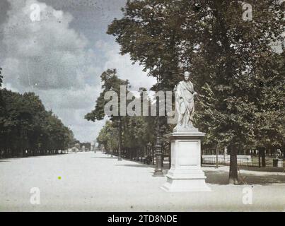 Paris (1e arr.), France le jardin des Tuileries, vers la place de la Concorde, Art, Habitat, Architecture, lampadaire, lampadaire, Statue, Sculpture, Parc, jardin, France, Paris, perspective des Tuileries à l'Etoile, Tuileries, Concorde, 25/07/1918 - 25/07/1918, Léon, Auguste, photographe, Autochrome, photo, verre, autochrome, photo, positif, horizontal, taille 9 x 12 cm Banque D'Images