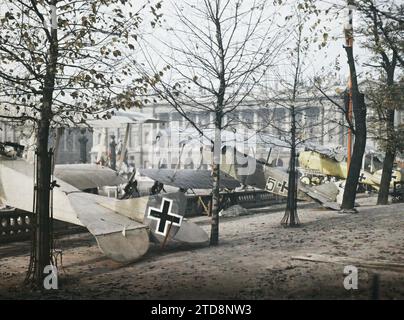 Paris (1e arr.), France avions pris chez les Allemands exposés dans les jardins des Tuileries, à côté de la place de la Concorde, Transports, première Guerre mondiale, logement, Architecture, trophée, Ministère, avion, transport aérien, arrière, place, Parc, jardin, Balustrade, France, Paris, jardin des Tuileries planes, Tuileries, Concorde, 01/10/1918 - 31/10/1918, Léon, Auguste, photographe, Autochrome, photo, verre, autochrome, photo, positif, horizontal, taille 9 x 12 cm Banque D'Images