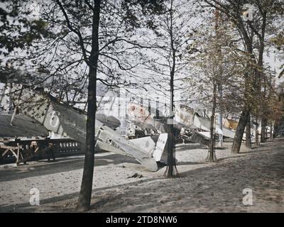 Paris (1e arr.), France avions pris chez les Allemands exposés dans les jardins des Tuileries, à côté de la place de la Concorde, Transports, première Guerre mondiale, logement, Architecture, trophée, Ministère, avion, transport aérien, arrière, place, Parc, jardin, Balustrade, France, Paris, jardin des Tuileries planes, Tuileries, Concorde, 01/10/1918 - 31/10/1918, Léon, Auguste, photographe, Autochrome, photo, verre, autochrome, photo, positif, horizontal, taille 9 x 12 cm Banque D'Images