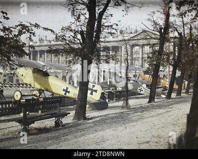 Paris (1e arr.), France avions pris chez les Allemands exposés dans les jardins des Tuileries, à côté de la place de la Concorde, Transports, première Guerre mondiale, logement, Architecture, trophée, Ministère, avion, transport aérien, Banc, arrière, place, parc, jardin, balustrade, France, Paris, jardin des Tuileries planes, Tuileries, Concorde, 01/10/1918 - 31/10/1918, Léon, Auguste, photographe, Autochrome, photo, verre, autochrome, photo, positif, horizontal, taille 9 x 12 cm Banque D'Images