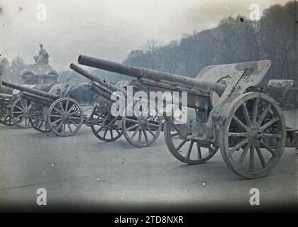 Paris (8e arr.), France canons pris sur les Allemands exposé place de la Concorde, première Guerre mondiale, Statue, Trophée, canon, arrière, bombardement, place, France, Paris, place de la Concorde canons, Concorde, 19/10/1918 - 19/10/1918, Léon, Auguste, photographe, Autochrome, photo, verre, Autochrome, photo, positif, horizontal, taille 9 x 12 cm Banque D'Images