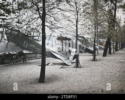 Paris (1e arr.), France avions pris chez les Allemands exposés dans les jardins des Tuileries, à côté de la place de la Concorde, Transports, première Guerre mondiale, logement, Architecture, trophée, Ministère, avion, transport aérien, arrière, place, Parc, jardin, Balustrade, France, Paris, aux Tuileries planes, Tuileries, Concorde, 21/10/1918 - 21/10/1918, Léon, Auguste, photographe, Autochrome, photo, verre, Autochrome, photo, positif, horizontal, taille 9 x 12 cm Banque D'Images