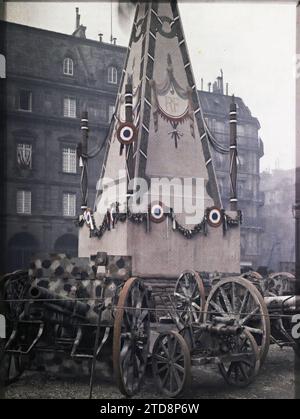 Paris (IVème arr.), France Pylône érigé sur la place de l'Hôtel de ville pour le 4e prêt national, activité économique, première Guerre mondiale, prêt, canon, Banque, Finances, armoiries, armoiries, effort de guerre, oeuvre de guerre, patriotisme, France, Paris, pylône élevé sur la place de l'Hôtel de ville pour le 4e prêt, arrondissement IV, 23/10/1918 - 23/10/1918, Léon, Auguste, photographe, Autochrome, photo, verre, Autochrome, photo, positif, vertical, taille 9 x 12 cm Banque D'Images