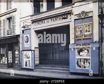 Paris (5e arr.), France façade du cinéma Panthéon, 13 rue Victor-Cousin, activité économique, HD, enregistrement, information, Sciences, techniques, Art, divertissement, boutique, magasin, existe en haute définition, affiche, Cinématographie, salle de cinéma, vitrine, affichage, dessin, divertissement en temps de guerre, France, Paris, cinéma du Panthéon, quartier latin, 25/10/1918 - 25/10/1918, Léon, Auguste, photographe, Autochrome, photo, verre, Autochrome, photo, positif, horizontal, taille 9 x 12 cm Banque D'Images