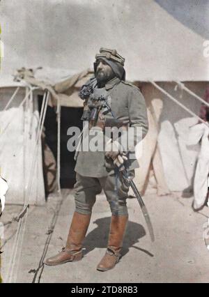 Quweira, Arabie (aujourd'hui Jordanie) Dja' Far al-Askari, commandant en chef des troupes régulières, personnalité, vêtements, êtres humains, Habitat, architecture, personnalité militaire, uniforme militaire, tente, chaussure, portrait, habitation, accessoire, arme, coiffure, casque, Homme, Arabie, Akaba, général Djaafar Pacha, al-Quwayrah, 02/03/1918 - 02/03/1918, Castelnau, Paul, 1918 - Moyen-Orient, Egypte, Palestine, Chypre - Paul Castelnau (Section photographique de l'armée) - (9 janvier-6 octobre), Autochrome, photo, verre, Autochrome, photo, positif, vertical, taille 9 x 12 cm Banque D'Images