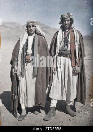 Quweira, Arabie (aujourd'hui Jordanie) chefs de Druse, vêtements, êtres humains, relations internationales, Costume, chaussure, Portrait, accessoire, arme, coiffure, casque, alliés, Homme, Arabie, Gouaira, druse Chiefs, al-Quwayrah, 02/03/1918 - 02/03/1918, Castelnau, Paul, 1918 - Moyen-Orient, Egypte, Palestine, Chypre - Paul Castelnau (Section photographique de l'armée) - (9 janvier-6 octobre), Autochrome, photo, verre, Autochrome, photo, positif, vertical, taille 9 x 12 cm Banque D'Images