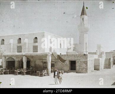 Jeddah, Arabie Une mosquée à côté du bâtiment de la Mission française, activité économique, habillement, religion, êtres humains, logement, Architecture, Boutique, magasin, Costume, Islam, Minaret, enfant, Mosquée, architecture religieuse, homme, Arabie, Jeddah, Mosquée, Djeddah, 12/04/1918 - 12/04/1918, Castelnau, Paul, 1918 - Moyen-Orient, Egypte, Palestine, Chypre - Paul Castelnau (Section photographique de l'armée) - (9 janvier-6 octobre), Autochrome, photo, verre, Autochrome, photo, positif, horizontal, taille 9 x 12 cm Banque D'Images