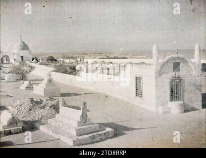 Jeddah, Arabie vue du cimetière où se trouve la tombe d'Ève, Habitat, Architecture, religion, Tombeau, cimetière, stèle, architecture funéraire, Islam, architecture religieuse, Arabie, Jeddah, tombe d'Ève, Djeddah, 13/04/1918 - 13/04/1918, Castelnau, Paul, 1918 - Moyen-Orient, Egypte, Palestine, Chypre - Paul Castelnau (Section photographique de l'armée) - (9 janvier-6 octobre), Autochrome, photo, verre, Autochrome, photo, positif, horizontal, taille 9 x 12 cm Banque D'Images