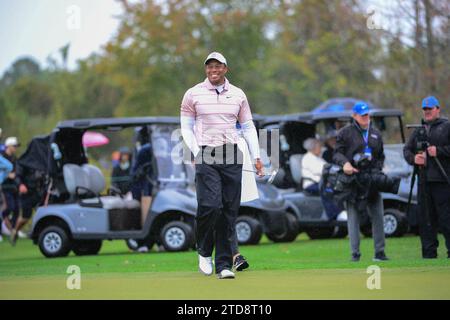 Orlando, États-Unis. 16 décembre 2023. ORLANDO, FL 16 DÉCEMBRE - Tiger Woods marche vers les greens lors de la première manche du championnat PNC au Ritz-Carlton Golf Club à Orlando. (Photo de Rick Munroe/Sipa USA) crédit : SIPA USA/Alamy Live News Banque D'Images