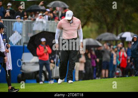 Orlando, États-Unis. 16 décembre 2023. ORLANDO, FL 16 DÉCEMBRE - Tiger Woods putts au 18e trou lors de la première manche du championnat PNC au Ritz-Carlton Golf Club à Orlando. (Photo de Rick Munroe/Sipa USA) crédit : SIPA USA/Alamy Live News Banque D'Images