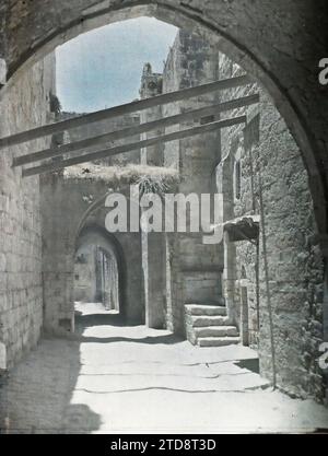 Jérusalem, Israël, Palestine rue el Wad, Habitat, Architecture, habitation, passage couvert, rue, quartier, Arc, arcade/arceau, Palestine, Jérusalem, Israël, rue El Wâd, Jérusalem, 23/07/1918 - 23/07/1918, Castelnau, Paul, 1918 - Moyen-Orient, Egypte, Palestine, Chypre - Paul Castelnau (Section photographique de l'armée) - (9 janvier-6 octobre), Autochrome, photo, verre, Autochrome, photo, positif, vertical, taille 9 x 12 cm Banque D'Images