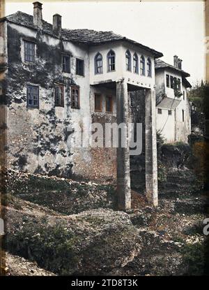 Mostar, Bosnie-Herzégovine rives de la Neretva, logement, architecture, colonne, logement, balcon, loggia, Bosnie, Mostar, rives de la Narenta, Mostar, 20/10/1912 - 20/10/1912, Léon, Auguste, photographe, 1912 - Balkans, Italie - Léon Busy et Auguste Léon - (13 - 27 octobre), Autochrome, photo, verre, Autochrome, photo, positif, vertical, taille 9 x 12 cm Banque D'Images