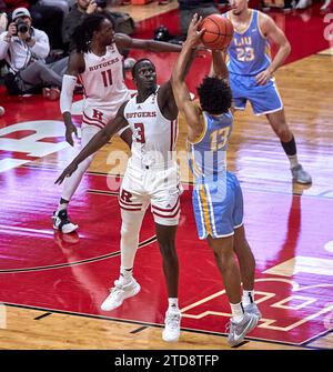 L'attaquant des Rutgers Scarlet Knights Mawot Mag (3) défend contre le garde des Sharks de long Island Tai Strickland (13) en première mi-temps au Jersey Mikes Arena à Piscataway, New Jersey, le samedi 16 décembre 2023. Duncan Williams/CSM. Banque D'Images