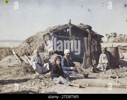 Autour de Port Said, Egypte, Afrique pêcheurs sur les rives du lac Menzaleh, vêtements, êtres humains, Habitat, Architecture, activité économique, Costume, Lagoon, Spinning, Hut, enfant, Lac, étang, Architecture rurale, pêche, professions de pêche mer, baril, coiffure, coiffures, Homme, Egypte, Port Saïd, cabane de pêcheur au bord du lac Manzaleh, Port-Saïd, 09/01/1918 - 09/01/1918, Castelnau, Paul, 1918 - Moyen-Orient, Egypte, Palestine, Chypre - Paul Castelnau (Section photographique de l'armée) - (9 janvier-6 octobre), Autochrome, photo, verre, Autochrome, photo, positif, horizontal, taille 9 x 12 cm Banque D'Images