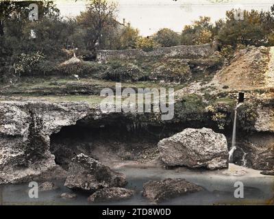 Mostar, Bosnie-Herzégovine rives de la Neretva, nature, Environnement, Rivière, érosion, hydrographie, Bosnie, Mostar, rives de la Narenta, Mostar, 20/10/1912 - 20/10/1912, Léon, Auguste, photographe, 1912 - Balkans, Italie - Léon Busy et Auguste Léon - (13 - 27 octobre), Autochrome, photo, verre, Autochrome, photo, positif, horizontal, taille 9 x 12 cm Banque D'Images