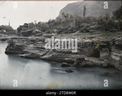 Mostar, Bosnie-Herzégovine rives de la Neretva, nature, Environnement, Rivière, érosion, hydrographie, Bosnie, Mostar, rives de la Narenta, Mostar, 20/10/1912 - 20/10/1912, Léon, Auguste, photographe, 1912 - Balkans, Italie - Léon Busy et Auguste Léon - (13 - 27 octobre), Autochrome, photo, verre, Autochrome, photo, positif, horizontal, taille 9 x 12 cm Banque D'Images