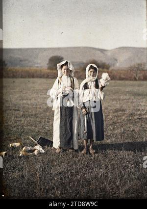 Environs de Mostar, Bosnie-Herzégovine les bergers, êtres humains, vêtements, femme, Costume, Shepherd, Portrait, Bosnie, Mostar, les bergers, Mostar, 21/10/1912 - 21/10/1912, Léon, Auguste, photographe, 1912 - Balkans, Italie - Léon Busy et Auguste Léon - (13 - 27 octobre), Autochrome, photo, verre, Autochrome, photo, positif, vertical, taille 9 x 12 cm Banque D'Images