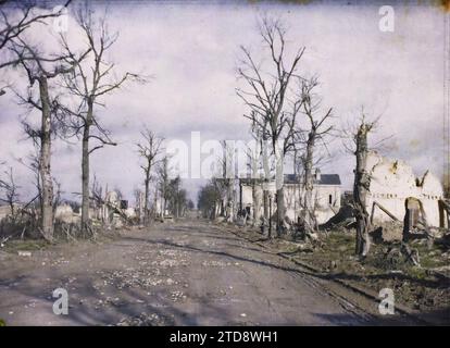 Environs de Reims, Marne, Champagne, France, première Guerre mondiale, arrière avant, route, ruines, avant, après-guerre, France, sortie de Reims (route de Laon), Reims, 07/03/1919 - 07/03/1919, Castelnau, Paul, 1919 - régions dévastées, Marne, Aisne - Paul Castelnau - (février-mars), Autochrome, photo, verre, Autochrome, photo, positive Banque D'Images