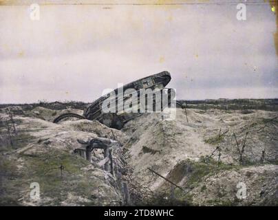 Environs de Reims, Marne, Champagne, France fort de la Pompelle, transport, première Guerre mondiale, transport automobile, char, ruines, Front, fil barbelé, après-guerre, France, char allemand dans les lignes françaises, Allemagne [en lien avec], Reims, 05/03/1919 - 05/03/1919, Castelnau, Paul, 1919 - régions dévastées, Marne, Aisne - Paul Castelnau - (février-mars), Autochrome, photo, verre, Autochrome, photo, positive Banque D'Images