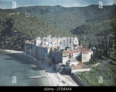 Le monastère d'Esphigmenou, Grèce, religion, Habitat, Architecture, art, mer, océan, christianisme, monastère, architecture fortifiée, Moyen âge, architecture religieuse, Turquie, Esphigmenou, panorama sur le monastère, Mont Athos, 01/09/1918 - 30/09/1918, Cuville, Fernand, 1918 - Grèce - Fernand Cuville - (septembre), Autochrome, photo, verre, Autochrome, photo, positive Banque D'Images