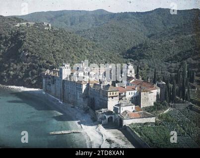 Le monastère d'Esphigmenou, Grèce, religion, Habitat, Architecture, art, mer, océan, christianisme, monastère, architecture fortifiée, Moyen âge, architecture religieuse, Turquie, Esphigmenou, panorama sur le monastère, Mont Athos, 01/09/1918 - 30/09/1918, Cuville, Fernand, 1918 - Grèce - Fernand Cuville - (septembre), Autochrome, photo, verre, Autochrome, photo, positive Banque D'Images