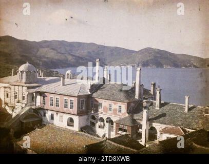 Le monastère de Vatopédi, Grèce, religion, Habitat, Architecture, mer, océan, christianisme, monastère, cheminée, architecture religieuse, Mont Athos, Vatopédi, vue de la Tour du Monastère sur le Golfe de Vatopédi, Mont Athos, 01/09/1918 - 30/09/1918, Cuville, Fernand, 1918 - Grèce - Fernand Cuville - (septembre), Autochrome, photo, verre, Autochrome, photo, positive Banque D'Images