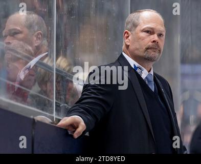 Muenchen, Deutschland. 17 décembre 2023. Steve Walker (Chef-entraîneur, Schwenninger Wild Wings) zurueck un alter Wirkungsstaette. EHC Red Bull Muenchen gegen Schwenninger Wild Wings, Eishockey, DEL, 28. Spieltag, saison 2023/2024, 17.12.2023. Photo : Eibner-Pressefoto/Heike Feiner crédit : dpa/Alamy Live News Banque D'Images