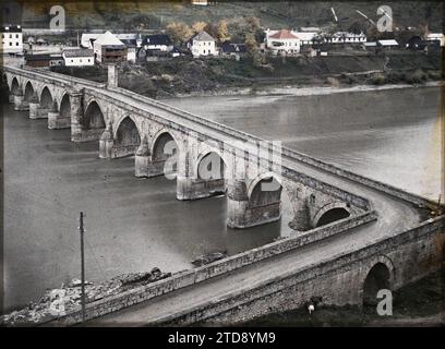 Višegrad, Bosnie-Herzégovine vue du pont sur la Drina avec virage et vue panoramique, Habitat, Architecture, HD, Art, génie civil, existe en haute définition, Rivière, Renaissance, Pont, Bosnie, Višegrad, vue du pont sur la Drina avec coude et vue panoramique, Visegrad, 25/10/1912 - 25/10/1912, Léon, Auguste, photographe, 1912 - Balkans, Italie - Léon Busy et Auguste Léon - (13 - 27 octobre), Autochrome, photo, verre, Autochrome, photo, positif, horizontal, taille 9 x 12 cm Banque D'Images